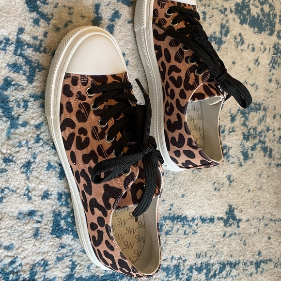 Stuart Weitzman Ollie Cheetah Canvas Low Top Sneaker - Picture 6 of 8